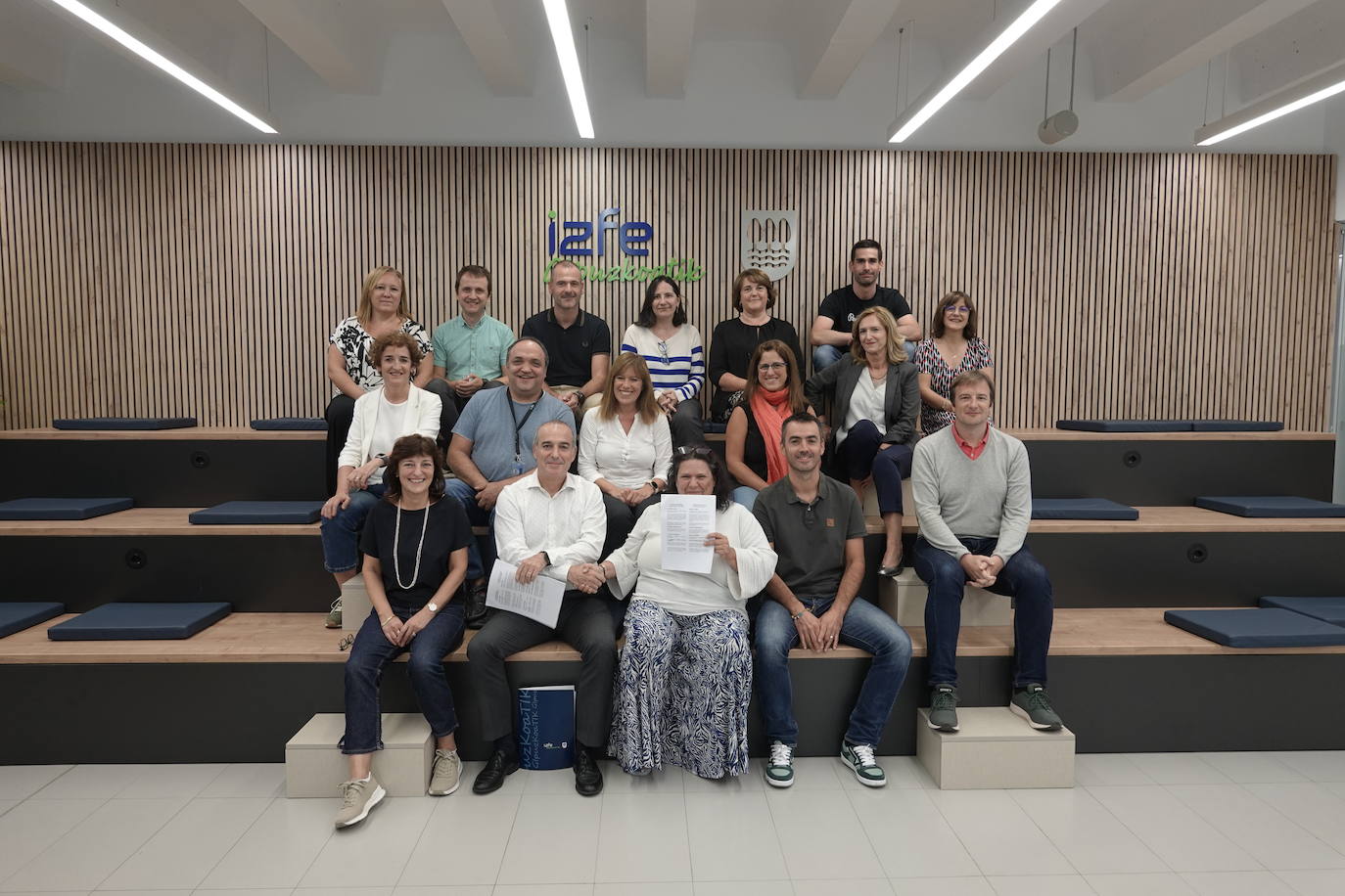 Miembros de Izfe, tras la firma del convenio.