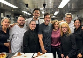 El actor Javier Bardem posa junto a los cocineros y equipo del restaurante Zelai Txiki de San Sebastián.