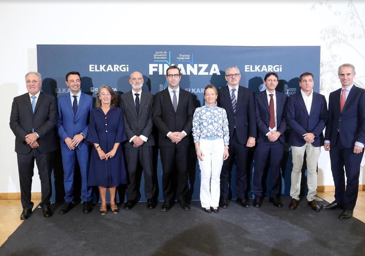 José Antonio Jainaga (Sidenor), Mikel Torres (consejero de Economía y Empleo), Marisol Garmendia (delegada del Gobierno),, Lander Arteche (presidente de Adegi), Carlos Cuerpo (Ministro de Economía) y Eider Mendoza (diputada general), Iñigo Barrenechea (director general de DV), Noël D' Anjou (consejero de Hacienda), Javier Quesada (Ceo de Teknia) y Zenón Vázquez (Elkargi), antes del Foro Finanza