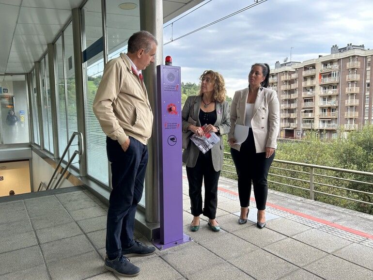 Susana García Chueca y Azahara Domínguez, en la estación de Atocha junto a uno de los tótems de emergencia.