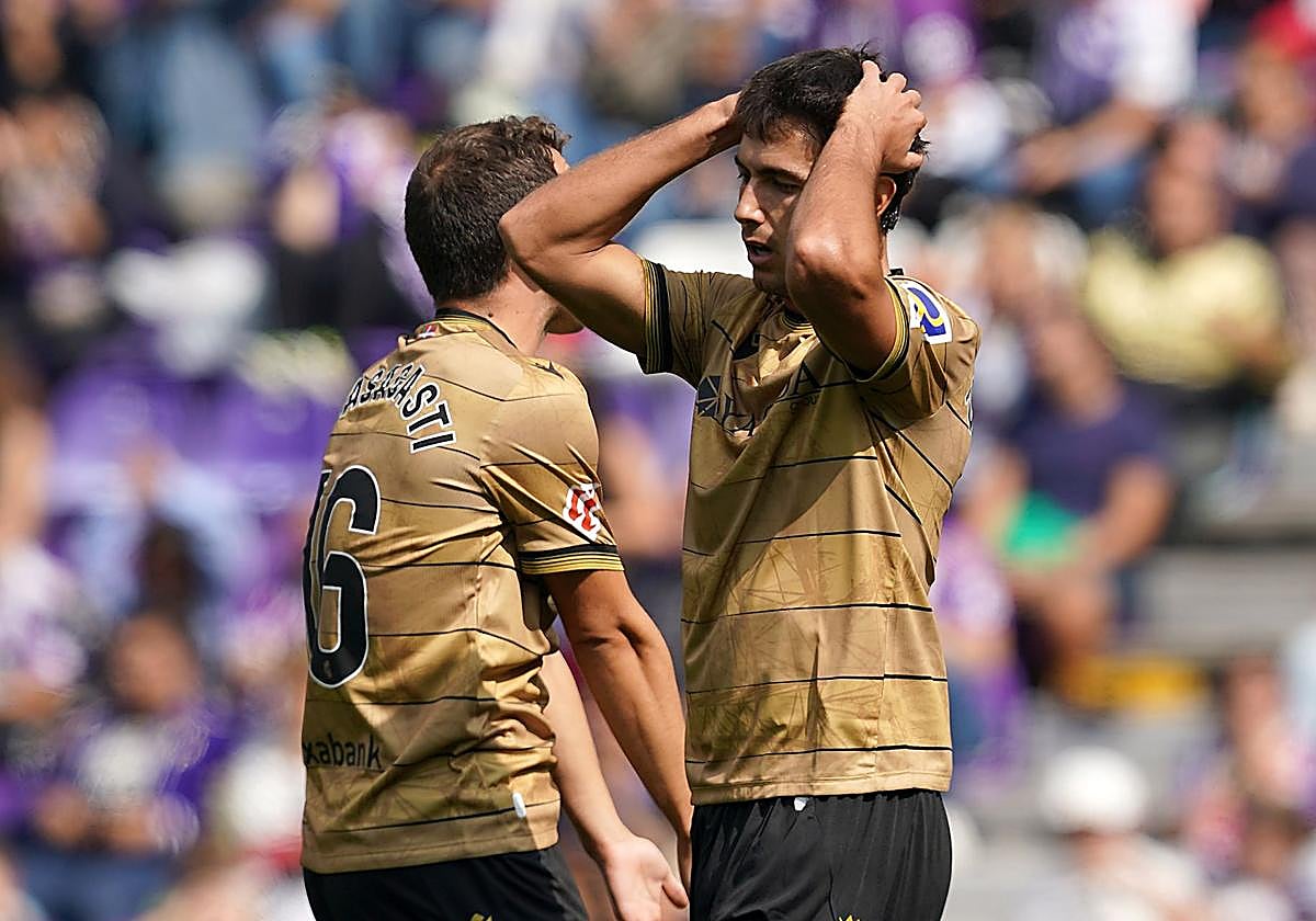 Zubimendi y Olasagasti se lamentan de una ocasión fallada.