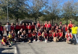 Grupo de voluntarios que participaron en la limpieza del río Oria en la pasada edición del Behoria Garbia.