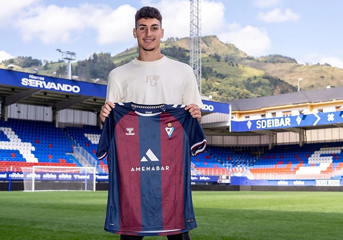 Óscar Carrasco posa con la camiseta del filial armero tras renovar su contrato hasta 2027.