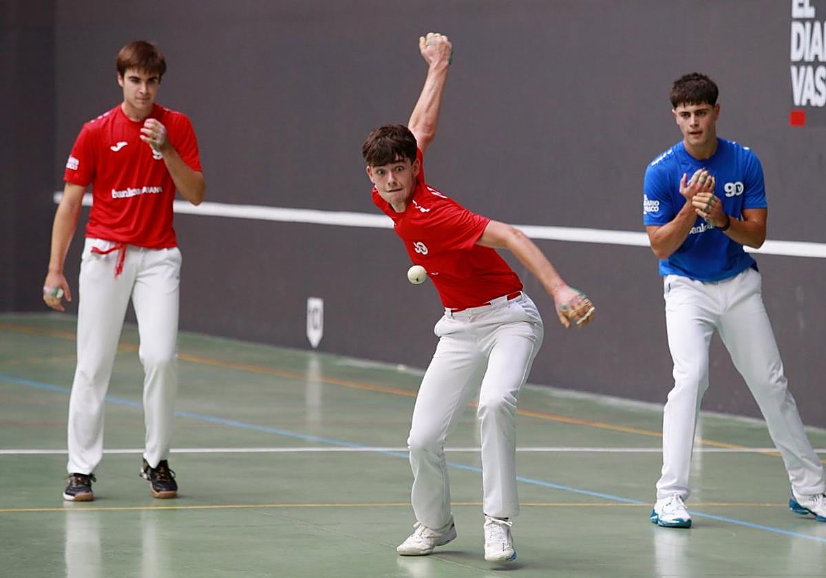 Nazabal prepara un derechazo entre Artetxe y Figueroa este sábado en el Sahatsaga de Getaria.