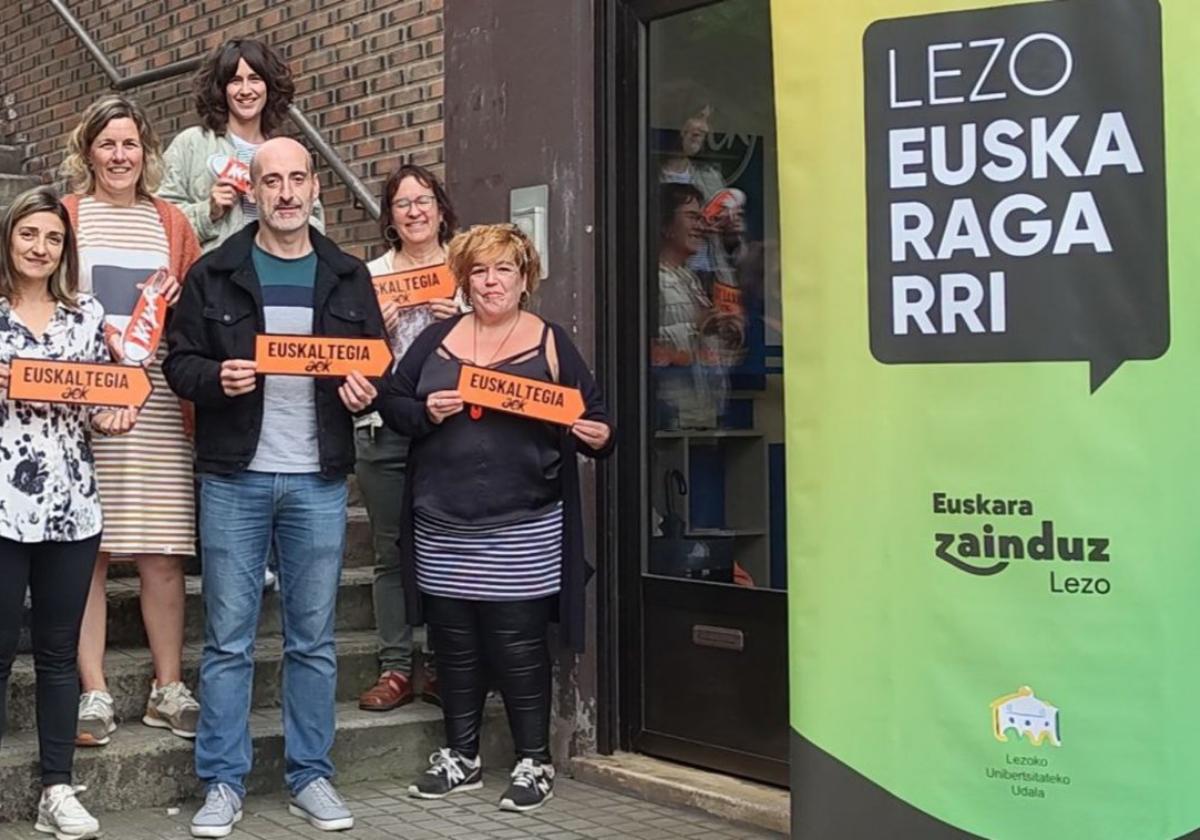 Representantes del euskaltegi Oroitzena AEK junto con el concejal Iker Salaberri y las integrantes de las asociaciones de padres.