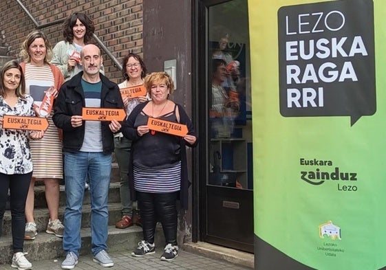 Representantes del euskaltegi Oroitzena AEK junto con el concejal Iker Salaberri y las integrantes de las asociaciones de padres.