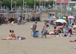 Numerosas personas disfrutando de una jornada de buen tiempo en la playa de Deba, el pasado julio.