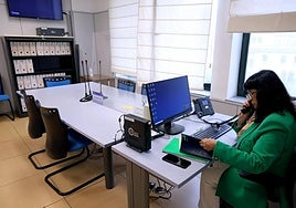 Una tramitadora en la sala de declaraciones: a su derecha se sienta la fiscal, a su izquierda el menor y acompañante, y enfrente el abogado.