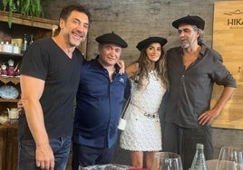 Javier Bardem, el cocinero Roberto Ruiz, Penélope Cruz y León de Aranoa, con sus txapelas en la txakolineria Hika. p