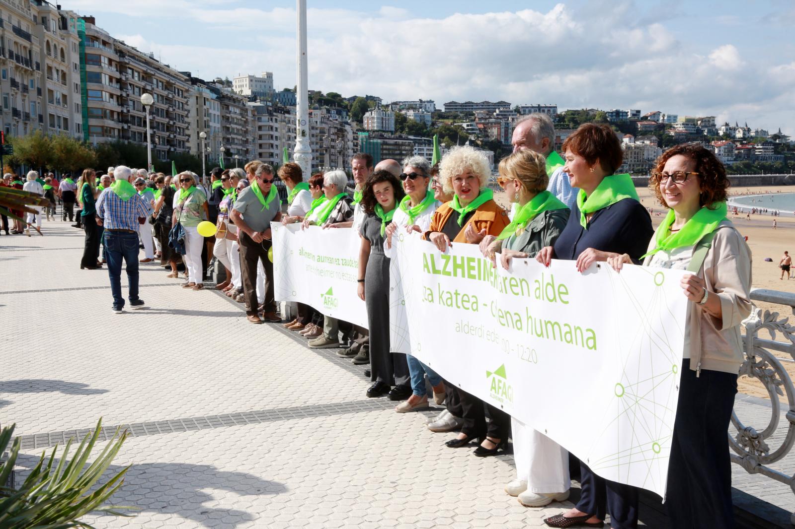 La diputada general, Eider Mendoza, y la diputada de Políticas Sociales, Maite Peña se han sumado a la cadena humana.