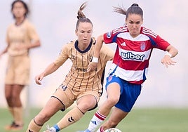 Una jugadora del Granada protege el balón ante la presión del Eibar.