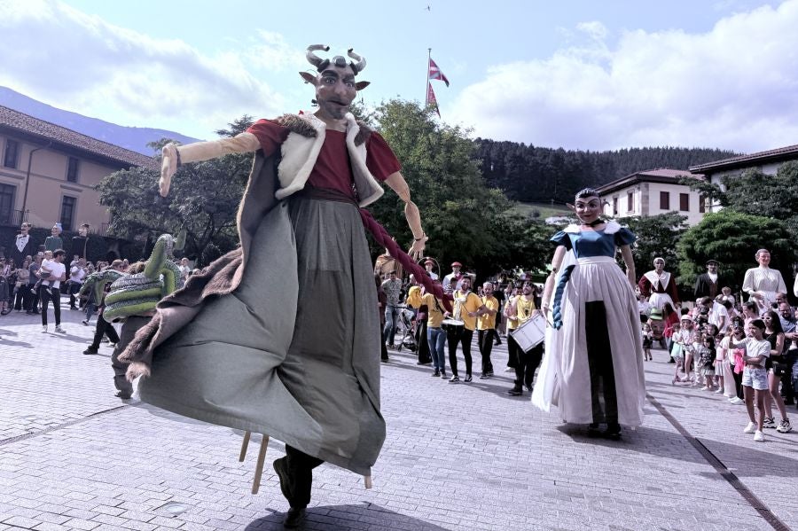 Oñati da la bienvenida a los txantxikis