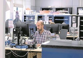 Ocho funcionarios -dos gestoras , cinco tramitadores, un auxilio judicial- trabajan en Fiscalía de menores.