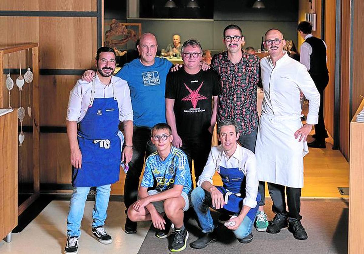 Imagen principal - Arriba, Llorens Sagarra, Aitor Arregui, Andoni Luis Aduriz y Antonio Belotti. Agachados, Dani Lasi y Haritz, hijo de Andoni. 