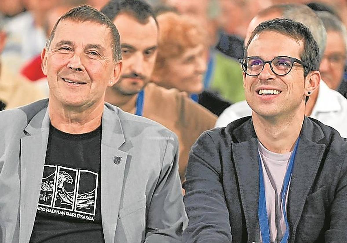Arnaldo Otegi y Pello Otxandiano, este domingo en Tabakalera, en Donostia.