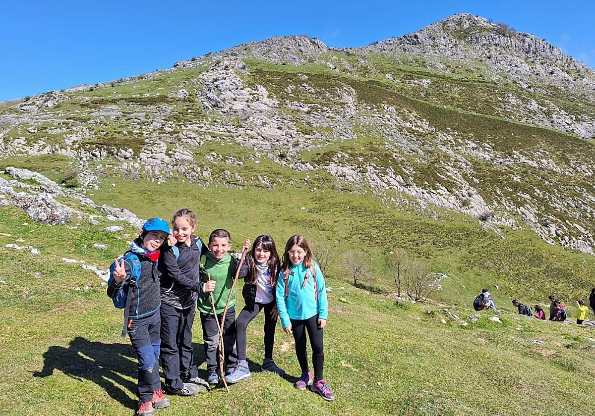 Jóvenes mendizales en la salida a Xoxote del año pasado, que reunió a 41 niñas y niños en un recorrido de diez kilómetros.