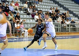 Delicia Washington se abre paso ante Laura Westerik.