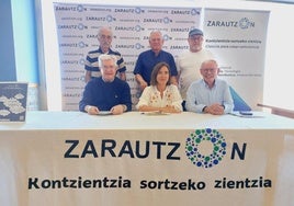 Juan Mari Iraola, Ane Bustinduy y Joxe mari Larramendi sentados y, de pie, Gabriel Hernández, Txomin Lasa y Fernando Lopetegi, seis de los miembros de ZarautzOn en la presentación del acto del martes.