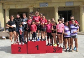 Los 19 participantes en la subida popular posaron tras la entrega de premios y medallas.