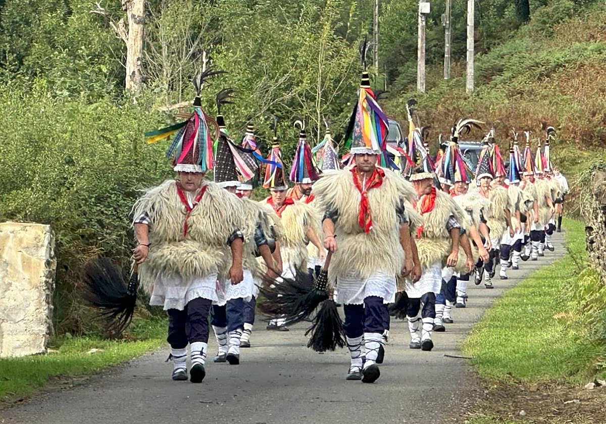 Durante toda la mañana los joares retumbaron en las faldas del monte Ameztia de Ituren.