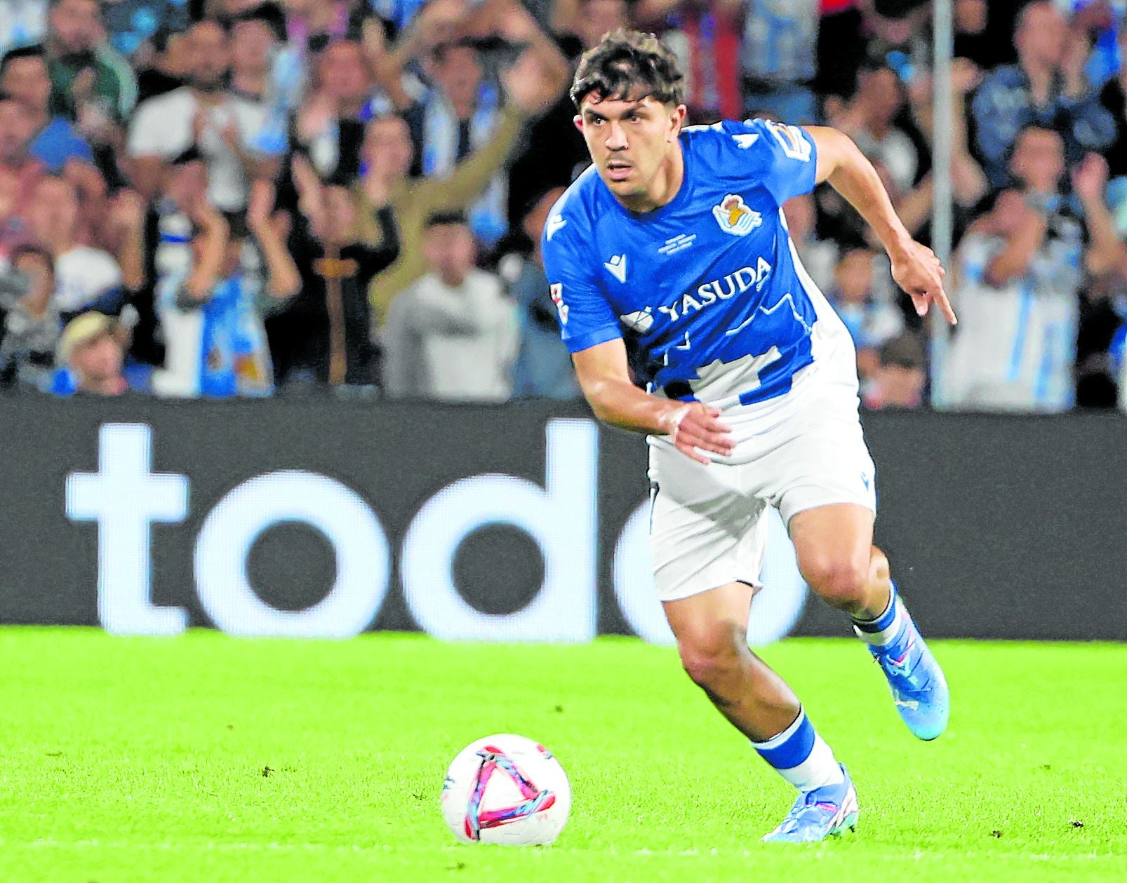 Jon Mikel Aramburu controla un balón ante el Real Madrid