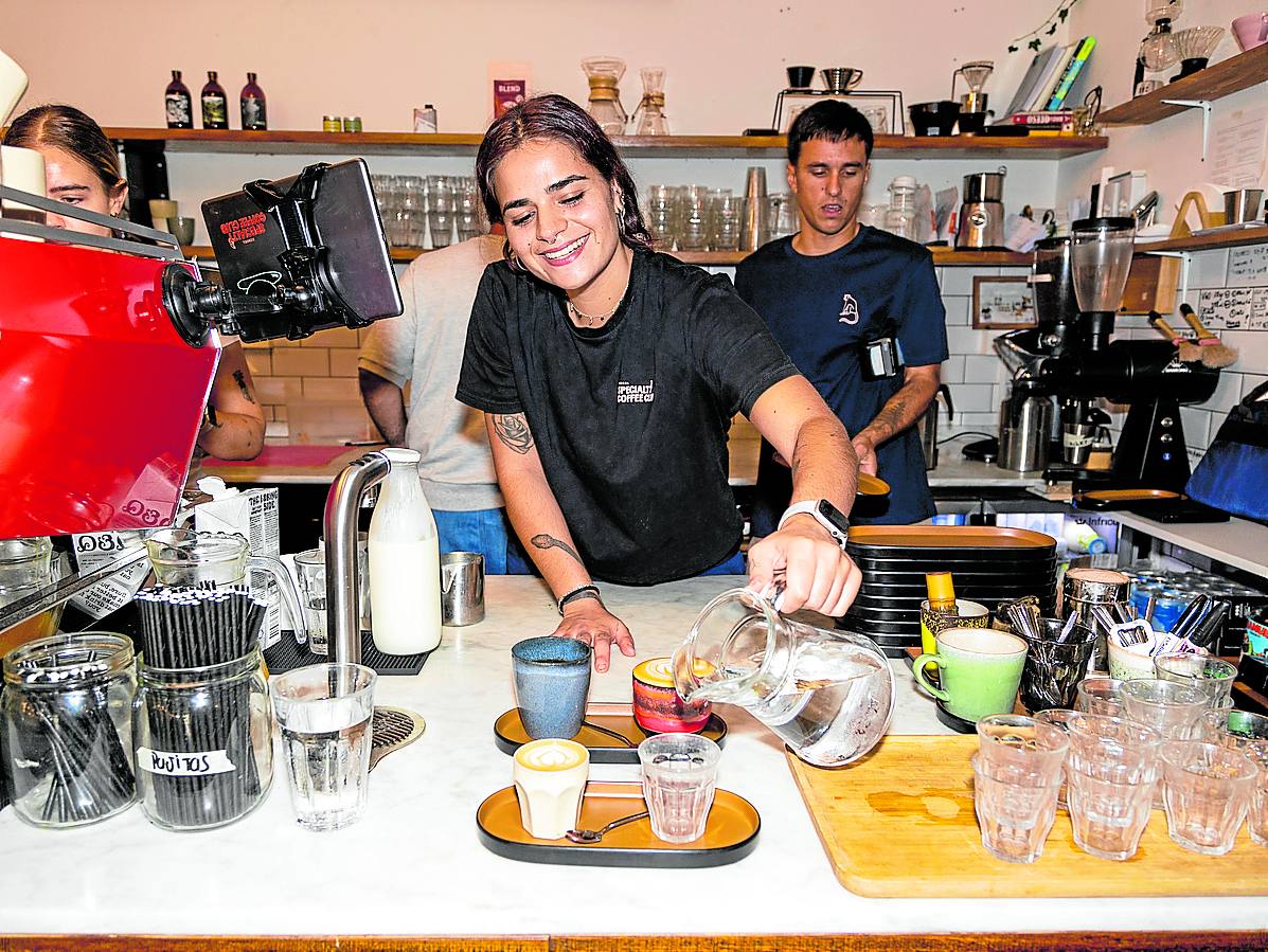 La socia de Simona Speciality Coffee sirve varios cafés.