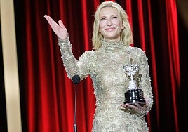 Una emocionada Cate Blanchett muestra su gratitud, con el Premio Donostia en mano.