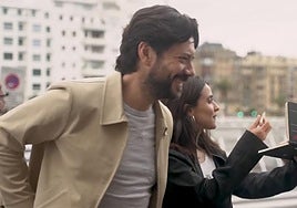 Álvaro Morte y Macarena García han atentido a los fans a su llegada al María Cristina.