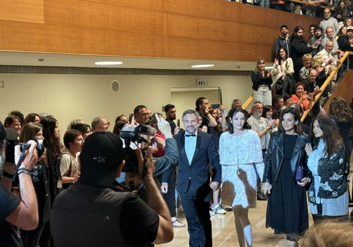 Imagen principal - Y la Nevenka real apareció por sorpresa: catarsis en el Kursaal