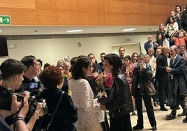 Nevenka Fernández, vestida de negro, saluda a Mireia Oriol, la actriz que la interpreta en pantalla, al final de la proyección de 'Soy Nevenka', anoche en el Kursaal.