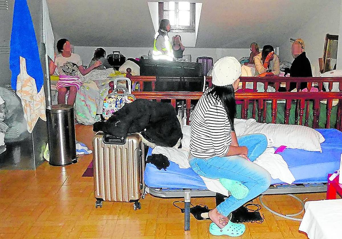 Un grupo de mujeres, tras ser liberadas durante una operación contra la explotación sexual en Gipuzkoa.