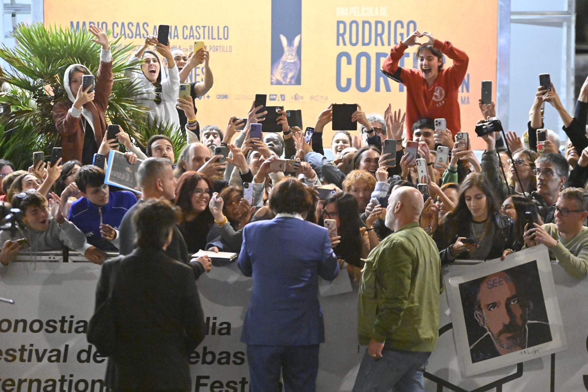 Johnny Depp causa furor a su llegada a Donostia
