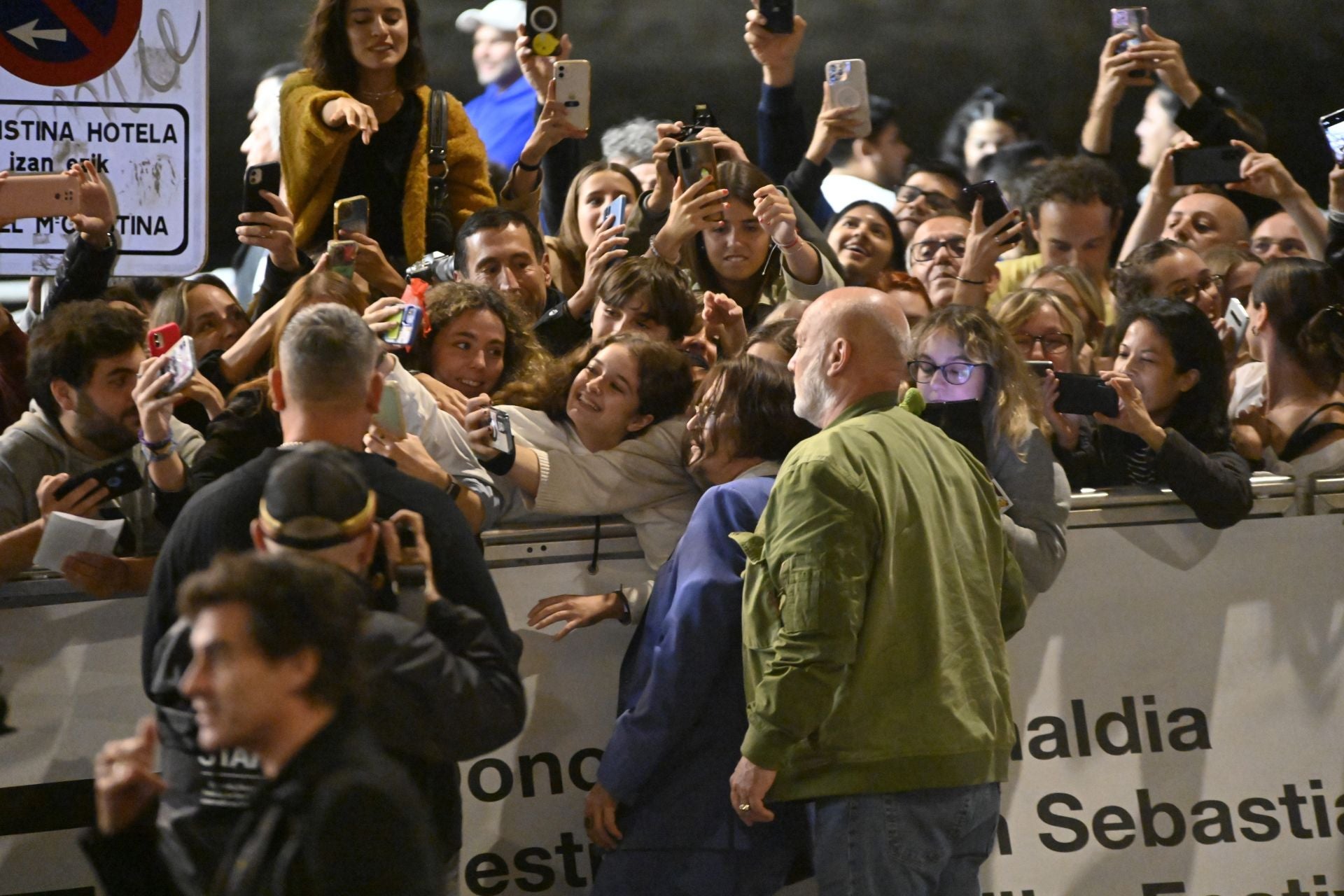 Johnny Depp causa furor a su llegada a Donostia