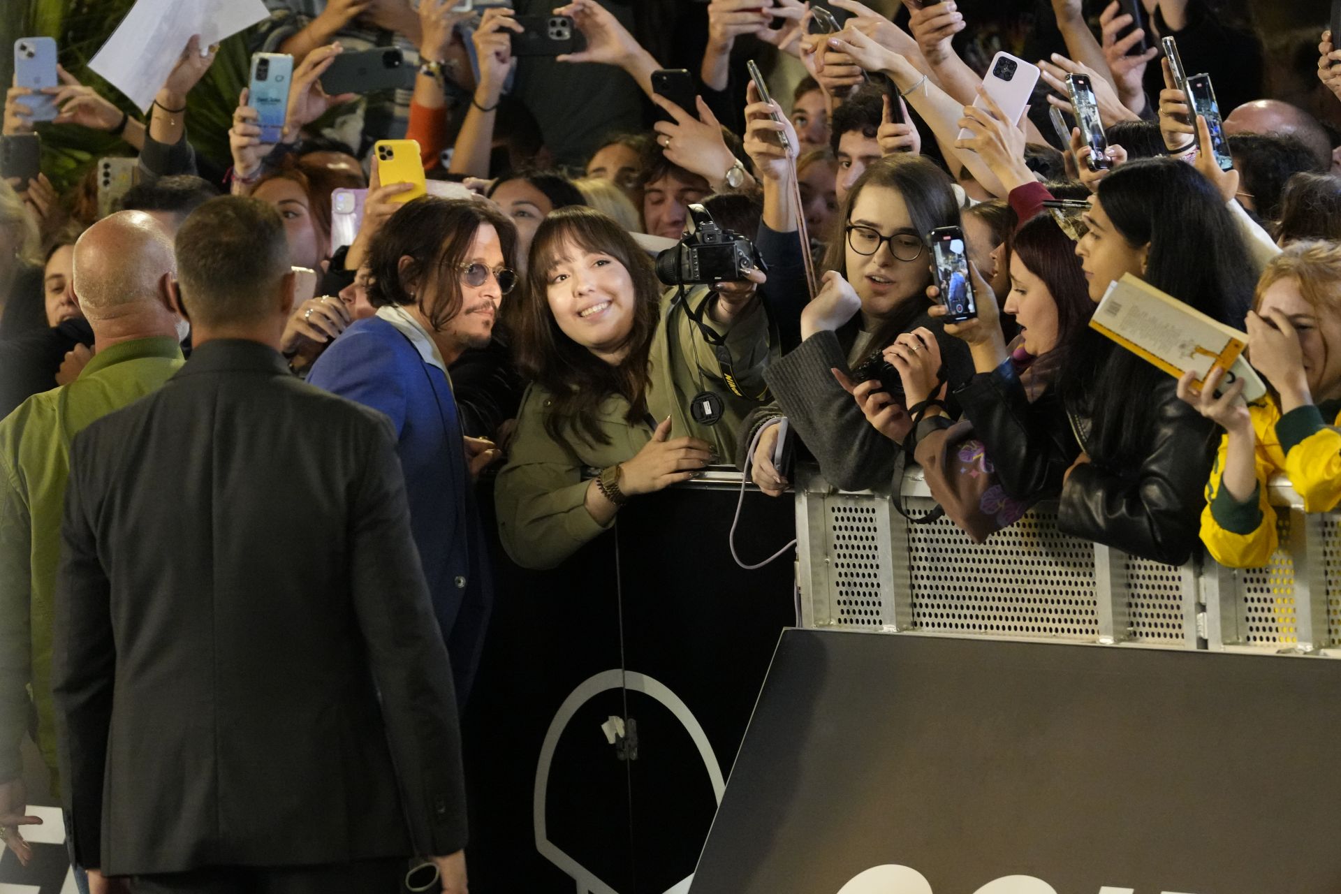 Johnny Depp causa furor a su llegada a Donostia