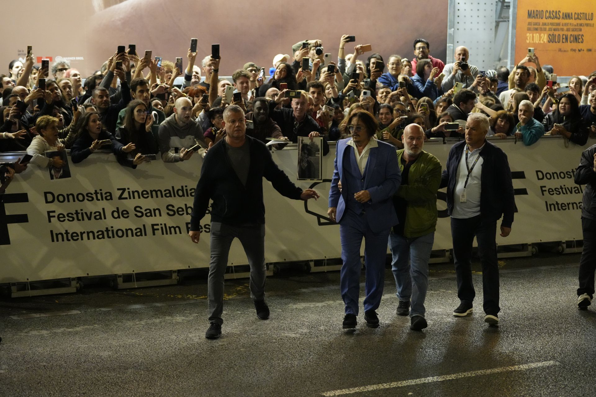 Johnny Depp causa furor a su llegada a Donostia
