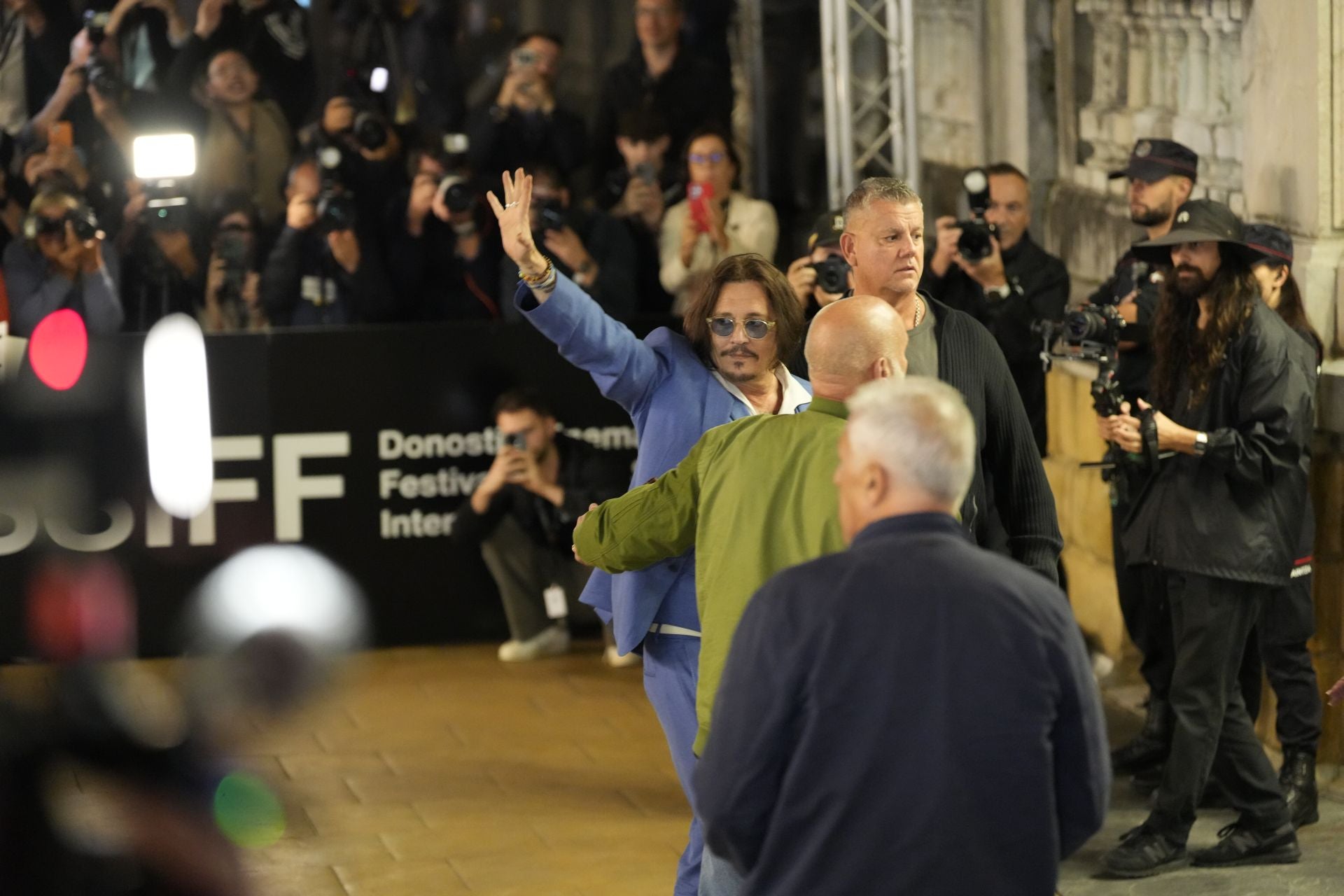 Johnny Depp causa furor a su llegada a Donostia