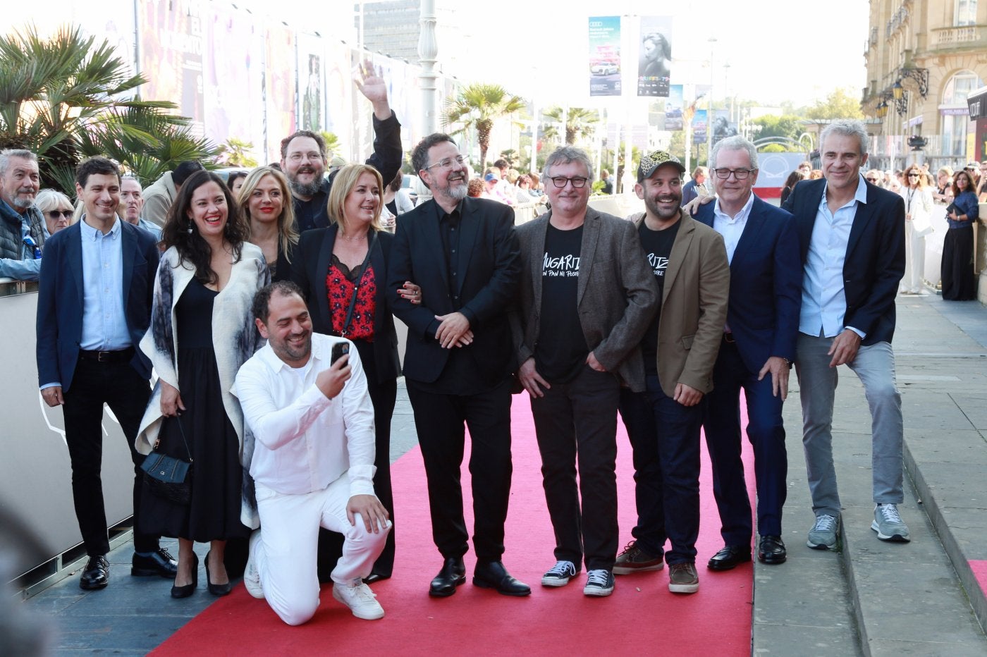 Paco Plaza y Aduriz posan con los equipos de la película y del restaurante antes del estreno de ayer.