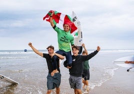 Keoni Lasa, aupado por sus amigos en Anglet, el viernes.