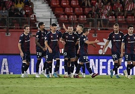 Los jugadores del Eibar celebran uno de sus goles en Almería