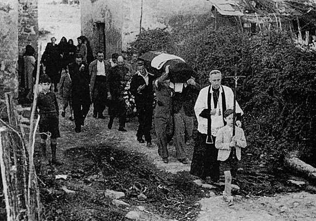 Comitiva fúnebre en un pueblo de Gipuzkoa.