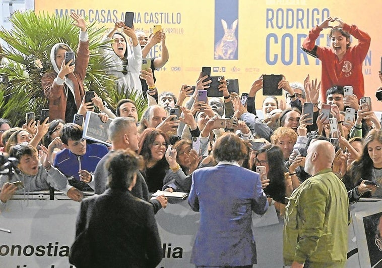 Johnny Depp no dejó de firmar y sacarse fotos a su llegada a Donostia.