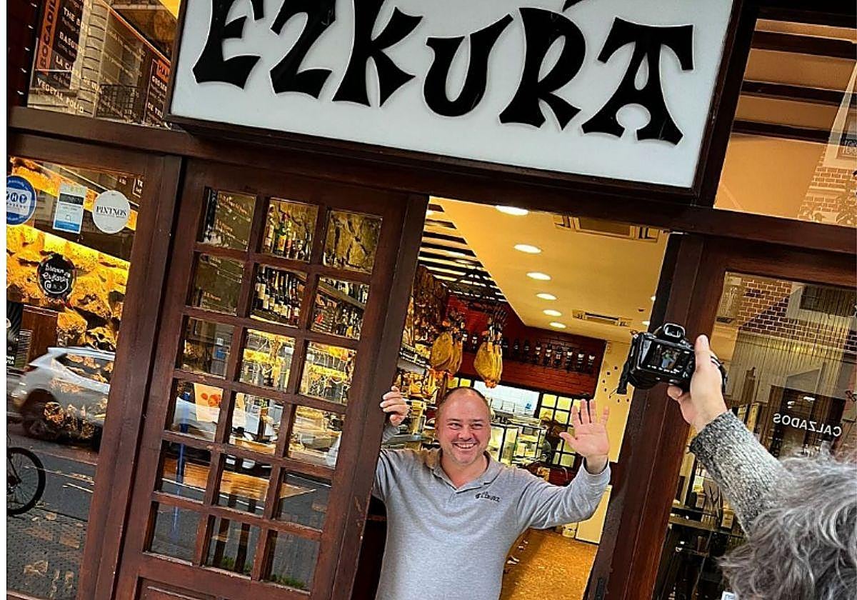 Joseba Blada, responsable del bar Ezkurra en el barrio de Gros en San Sebastián.