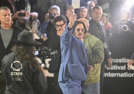 Johnny Depp saluda a los fans a su llegada al Hotel María Cristina de San Sebastián.