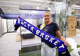 Louice Halvarsson posa en las instalaciones de 'Ducha Ya', patrocinador del IDK.