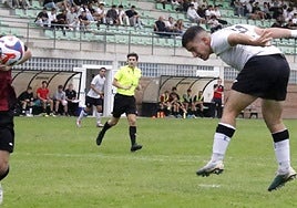 Jon Peñagarikano remata a la red del Vasconia, con lo que parecía que el Zarautz sentenciaba el partido con el 3-1.
