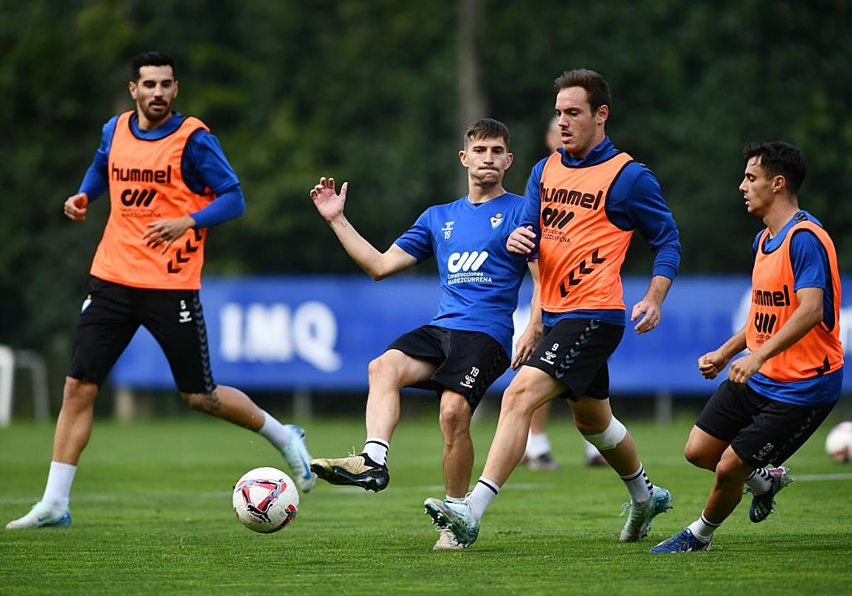 Toni Villa mueve el balón durante un entrenamiento en Atxabalpe.
