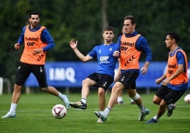 Toni Villa mueve el balón durante un entrenamiento en Atxabalpe.
