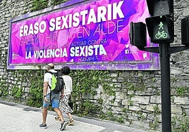 Cartel contra la violencia sexista en el centro de San Sebastián.