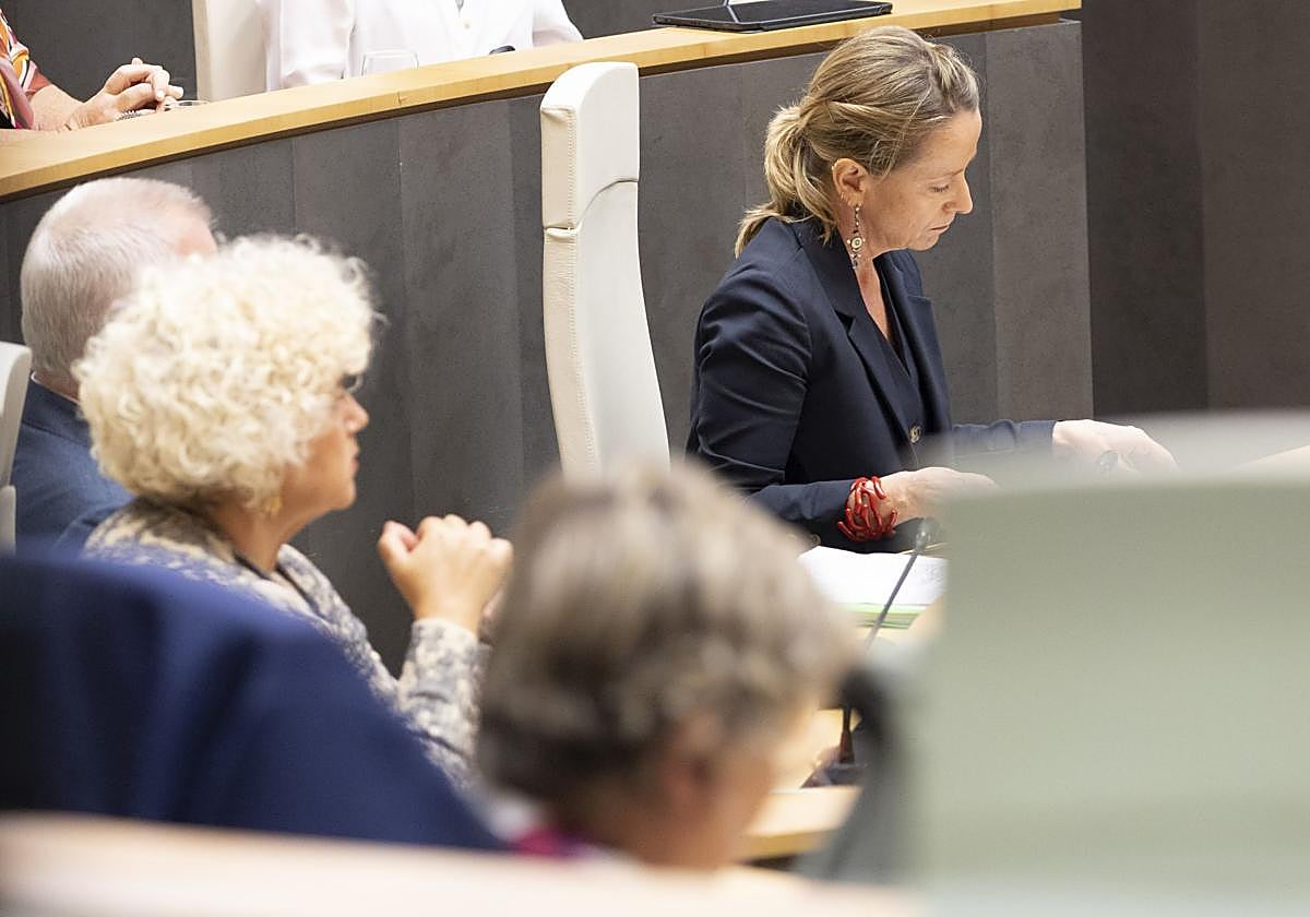 Eider Mendoza repasa un documento en Juntas.