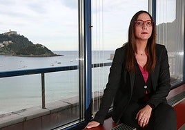 Begoña Pedrosa, nueva consejera de Educación, con la bahía de La Concha de fondo.